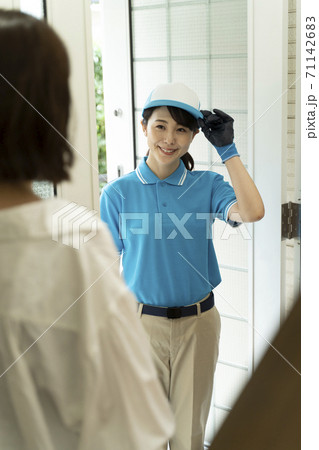玄関に立つ女性引っ越しスタッフ 玄関に立つ女性引っ越しスタッフ 71142683