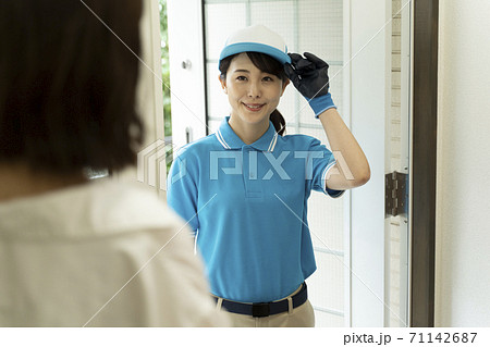 玄関に立つ女性引っ越しスタッフ 玄関に立つ女性引っ越しスタッフ 71142687