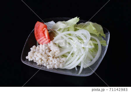 もち麦のサラダ 71142983
