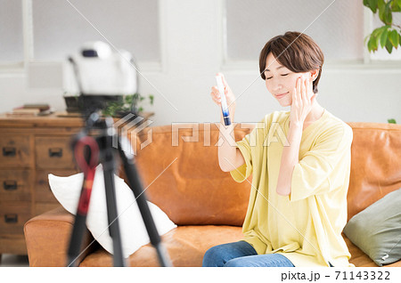 動画で化粧品をお勧めする女性 動画で化粧品をお勧めする女性 71143322