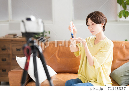 動画で化粧品をお勧めする女性 動画で化粧品をお勧めする女性 71143327