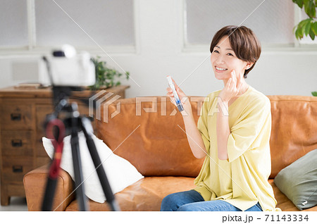 動画で化粧品をお勧めする女性 71143334