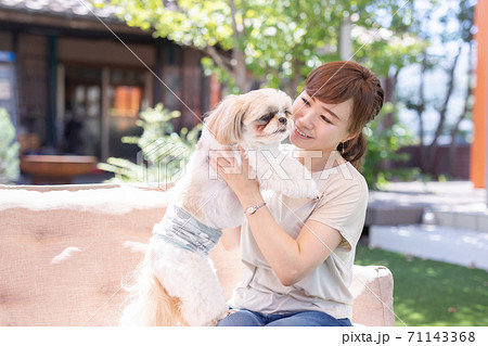 犬と女性 犬と女性 71143368