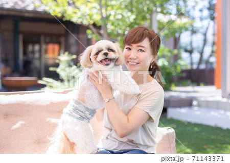 犬と女性 犬と女性 71143371