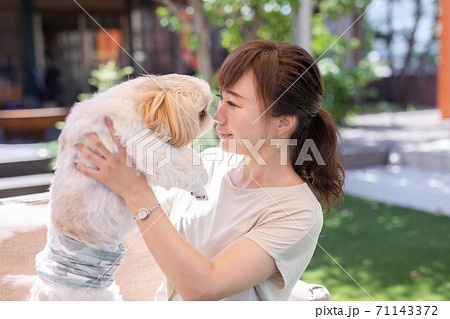 犬と女性 71143372