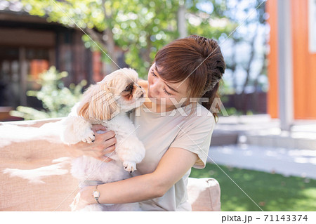 犬と女性 犬と女性 71143374