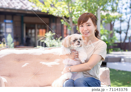 犬と女性 犬と女性 71143376
