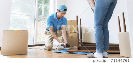 引っ越し業者家具組み立てサービス 71144761