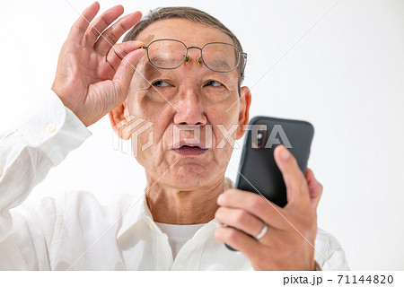 スマートフォンを見るシニア男性 71144820