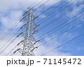 大きな鉄塔と大空　電気エネルギー 71145472