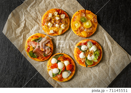 ピッツア　Italian home-made pizza 71145551