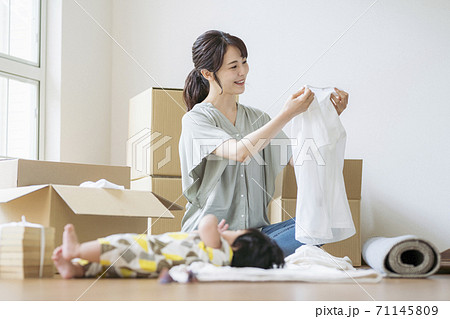 母子引っ越しイメージ_ 生後6ヶ月 71145809