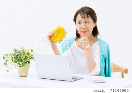 家計費に悩む女性 71145990