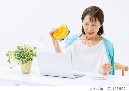 家計費に悩む女性 71145992