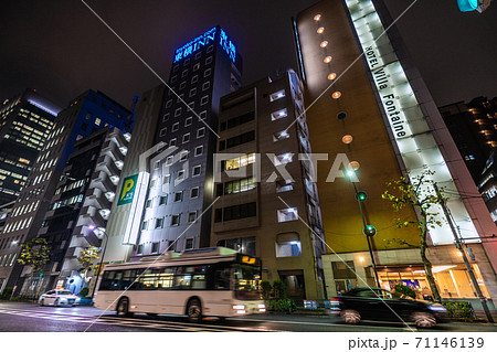 日本の東京都市景観　ホテル東横INN東京大手町A1やホテルヴィラフォンテーヌ東京大手町などを望む 71146139