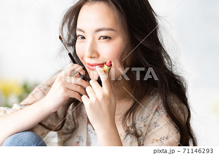 メイクをする女性 メイクをする女性 71146293