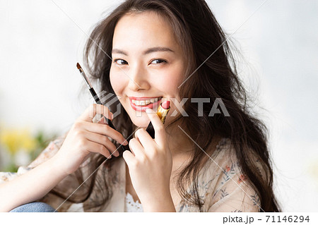 メイクを配信する女性 71146294