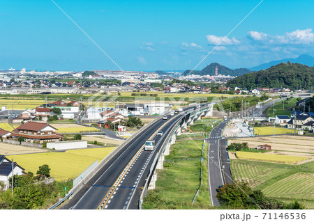 島根県　安来市塩津山公園から見下ろす9号高速道路 71146536