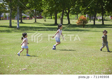 芝生の上を走り回る子ども達 71146908