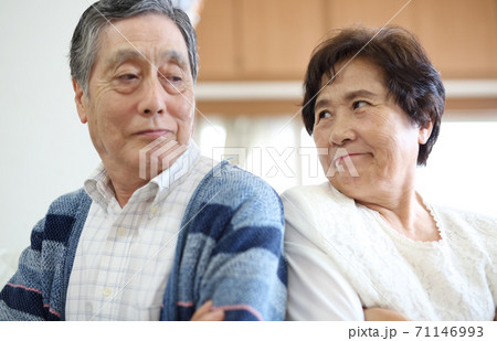 喧嘩中のシニア夫婦イメージ 喧嘩中のシニア夫婦イメージ 71146993