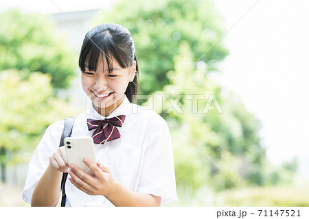 女子中学生　女子高生　ポートレート　スマホ 71147521