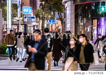 日本の東京都市景観 コロナ禍の東京・銀座。いまもマスク姿は続く(歩きスマホ)=2020年11月1日 日本の東京都市景観 コロナ禍の東京・銀座。いまもマスク姿は続く(歩きスマホ)=2020年11月1日 71147816