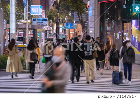 日本の東京都市景観 コロナ禍の東京・銀座。いまもマスク姿は続く（高齢者の姿も）＝2020年11月1日 71147817