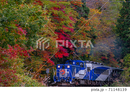 紅葉のjr木次線を走る奥出雲号 西城町 の写真素材