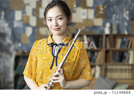 フルートを演奏する若い女性の写真素材