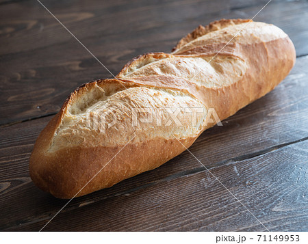 いい香りのする美味しいフランスパンのクローズアップ。 71149953
