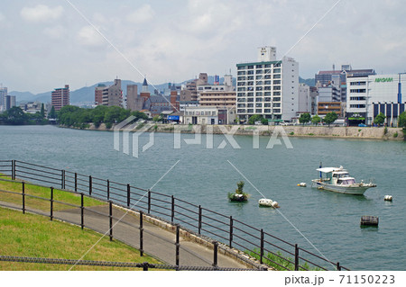広島太田川と街並の景色 71150223