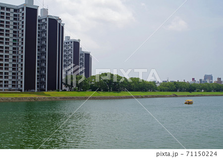 広島太田川土手沿いと街並の景色 71150224