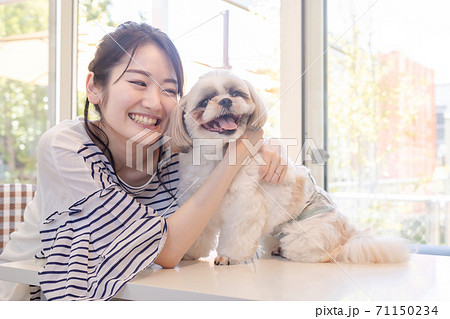 愛犬と遊ぶ女性 愛犬と遊ぶ女性 71150234