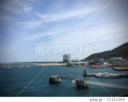 フェリーとフェリー乗り場　写真素材 71151264