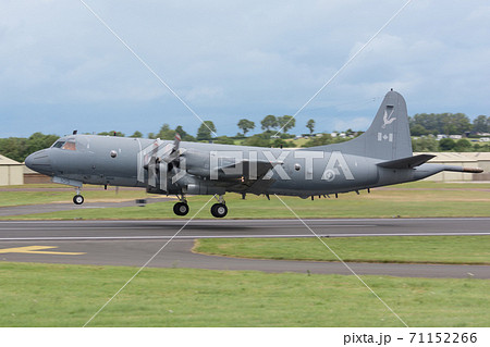 カナダ空軍CP-140オーロラ離陸 71152266