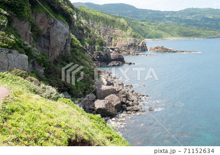 観光地から眺めた日本海の海岸の景色 観光地から眺めた日本海の海岸の景色 71152634