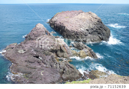 観光地から眺めた日本海の海岸の景色 71152639
