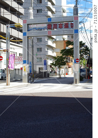横川本通りの門柱の景色 横川本通りの門柱の景色 71153007
