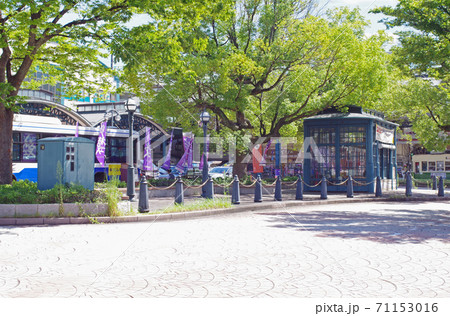 横川駅前の緑地の景色 71153016