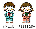 クリスマスプレゼントをもらう子供 71153260