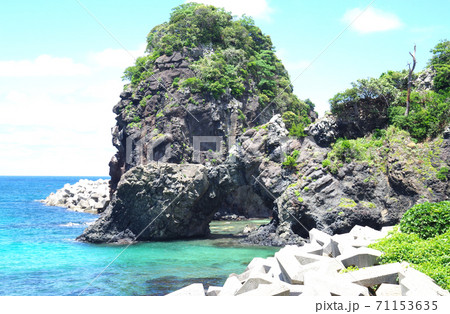 立石漁港の観音岩の景色 立石漁港の観音岩の景色 71153635