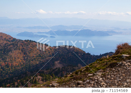 秋の武奈ヶ岳 山頂から琵琶湖方面を望む 秋の武奈ヶ岳 山頂から琵琶湖方面を望む 71154569