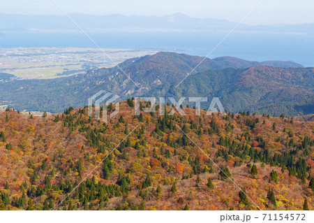 秋の武奈ヶ岳 山頂から琵琶湖方面を望む 71154572