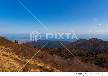 秋の武奈ヶ岳 山頂から琵琶湖方面を望む 71154577