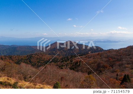 秋の武奈ヶ岳 山頂から琵琶湖方面を望む 71154579