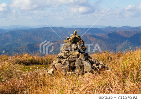 秋の武奈ヶ岳 登山道のケルンの写真素材