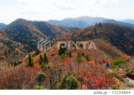 紅葉の武奈ヶ岳 登山道からの眺め 71154604