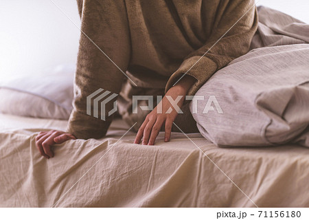 寝室にいる女性 71156180