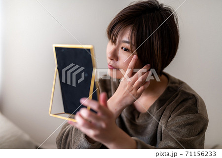ルームウェアの女性 71156233