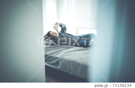 20代の女性 71156234